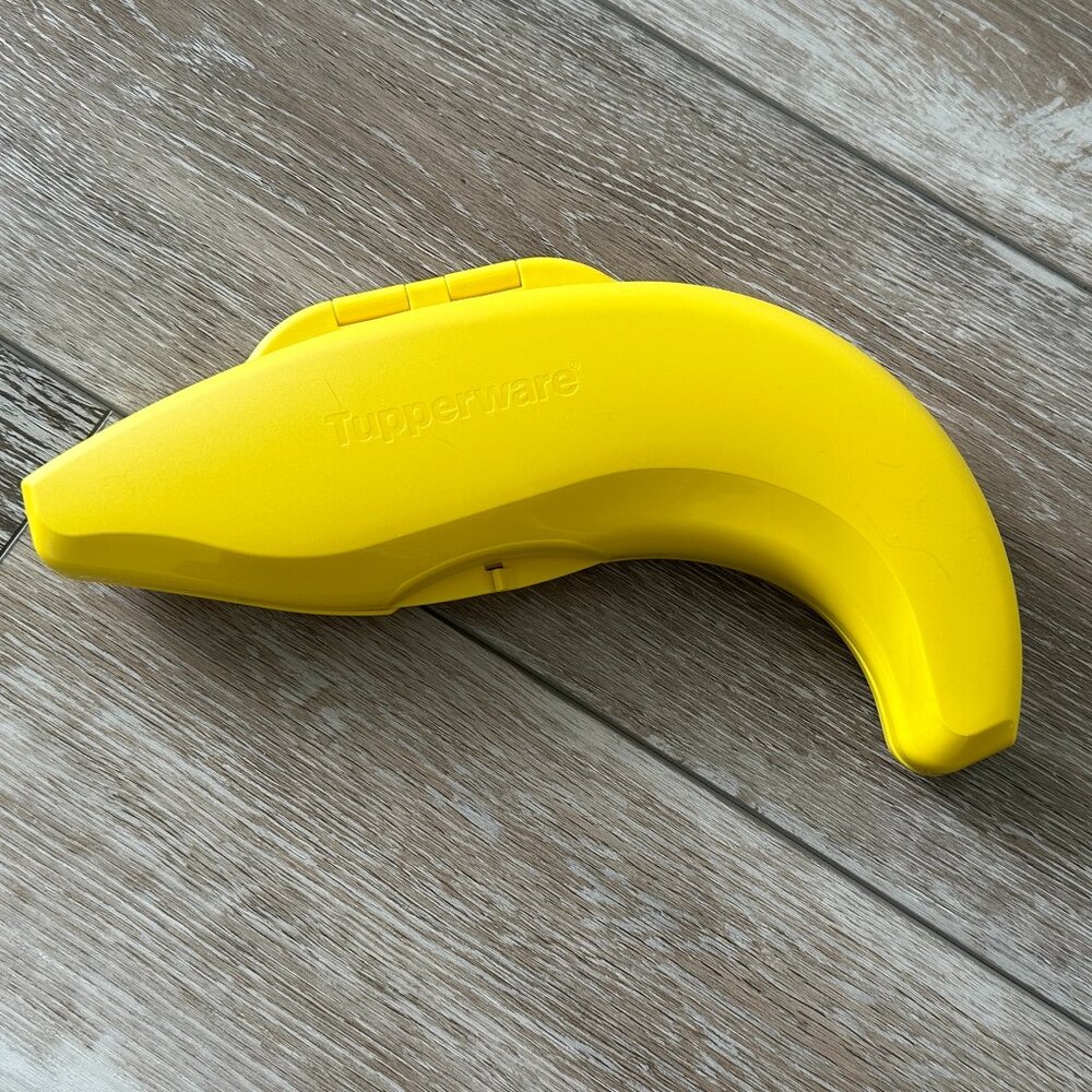 NWOT Tupperware Awesome Banana Keeper Container